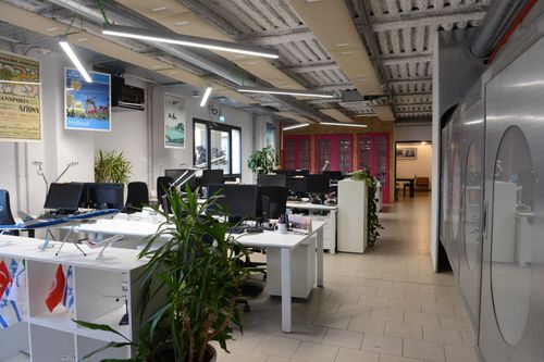 Modern Industrial Workspace for Dynamic Team Meetings