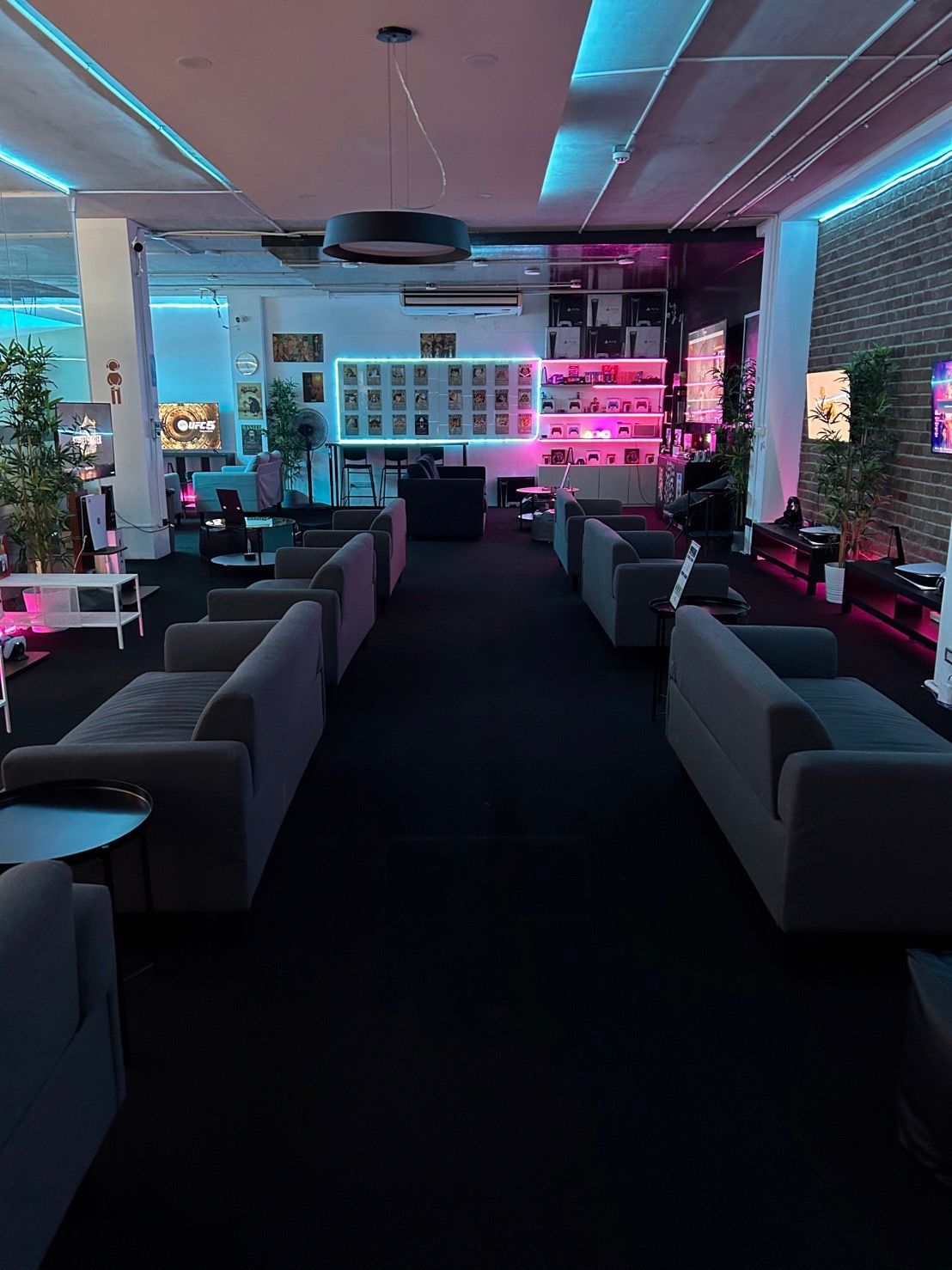 Futuristic VR-equipped corporate venue in Bangkok with state-of-the-art gaming equipment.jpg