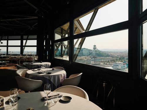 Panoramic Glass-Walled Venue With 360° City Views for Captivating Gatherings