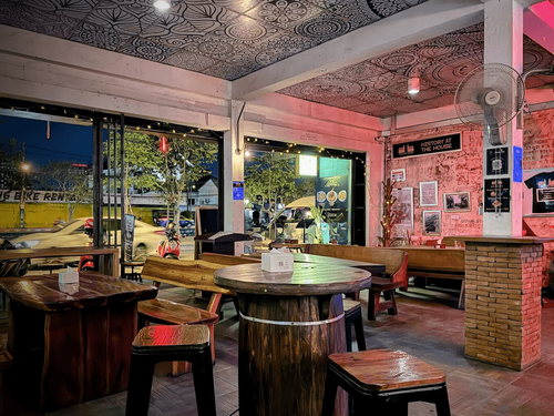 Lively Sports Bar With Great Views and Local Flavors for Gatherings