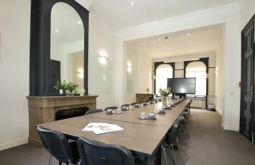 Elegant 19th-Century Room With Arched Mirror and Monochrome Finishes for Executive Seminars