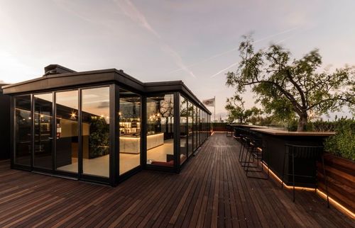 Chic Glass-Walled Rooftop Bar With 360° Cityscape Views for Exclusive Soirées