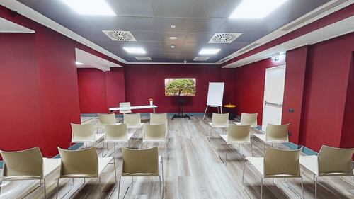 Intimate Sleek Room With Stylish Seating for Engaging Workshops and Talks