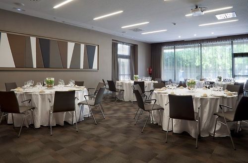 Conventional Meeting Space With a Professional Setup