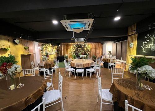 Elegant Modern Venue With Full-Wall Mirrors for Dynamic Launch Events