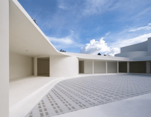 All-White Minimalist Glass Venue for Upscale Corporate Gatherings