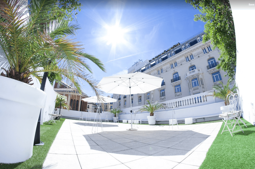 Elegant Terrace With Classic Architecture for Sophisticated Corporate Events