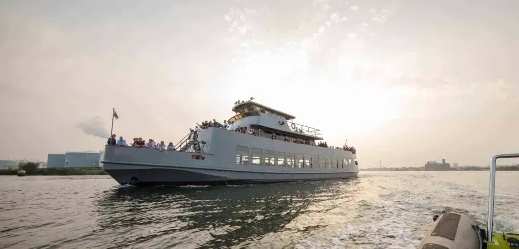 Luxurious passenger ship venue in Amsterdam with panoramic ocean views.webp