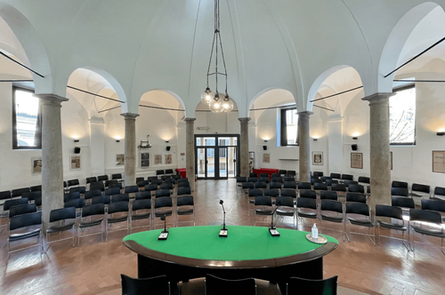 Spacious Circular Venue With Vaulted Ceiling and Natural Light for High-Profile Conferences and Seminars
