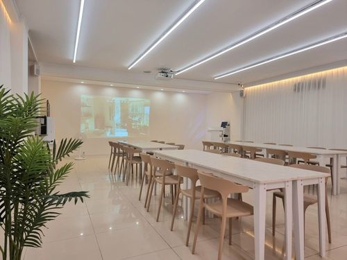 Chic Venue With Tropical Modern Vibes