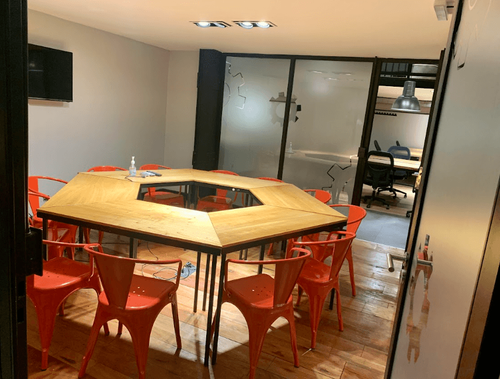 Modular Room With Hexagonal Table for Hybrid Brainstorming Sessions