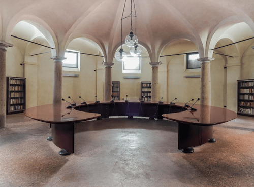 Vaulted Ceiling Venue With Timeless Elegance and Natural Light for Sophisticated Seminars and Launch Events