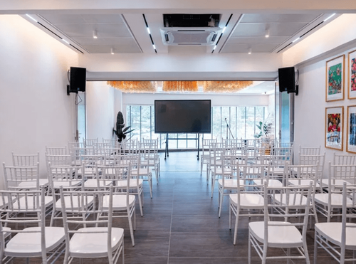 Spacious Conference Room With Natural Light and State-of-the-Art Tech for Seminars and Briefings