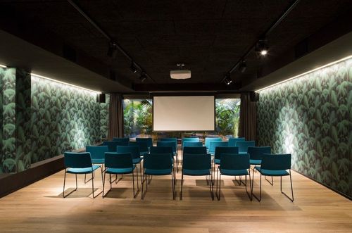 Nature-Inspired Meeting Room for Inspiring Seminars