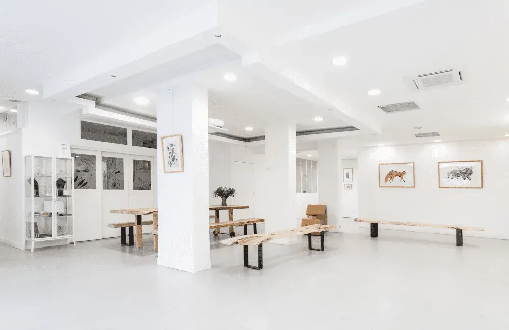 Pristine white gallery in Paris featuring contemporary artwork.webp