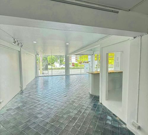 Modern Minimalist Glass-Fronted White Gallery With Mezzanine for Contemporary Showings