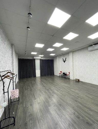Bright Minimalistic Room for Small Creative Workshops and Seminars