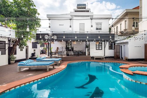 Serene Poolside Retreat for Casual Gatherings and Team Building